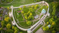 Benteng Izborsk memainkan peran besar dalam pertahanan Rusia Barat Laut, khususnya tanah Pskov, yang sejak pertengahan abad 14 menjadi independen dari Novgorod Agung.