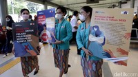 Sejumlah petugas tampak membawa poster berisi informasi mengenai pencegahan pelecehan sekual.