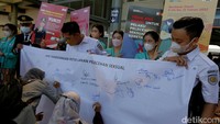 Dalam kampanye tersebut para penumpang kereta juga dapat menandatangani petisi untuk melawan pelecehan seksual.