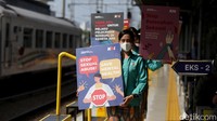 Sejumlah petugas membawa poster yang berisi informasi mengenai pencegahan pelecehan seksual.