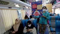 Kampanye itu digelar di area Stasiun Pasar Senen hingga ke dalam gerbong kereta.