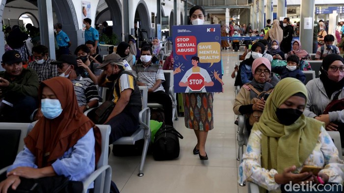 Melihat Kampanye Pencegahan Pelecehan Seksual di Stasiun Pasar senen PT KAI wilayah Daop 1 dan Komnas Perempuan kampanyekan antisipasi pelecehan seksual di kereta api. Kampanye dilakukan di area stasiun hingga gerbong kereta.