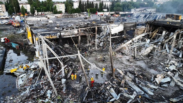 Rudal Rusia menghantam pusat perbelanjaan di Kremenchuk, Ukraina, pada Selasa (28/6). Pusat perbelanjaan itu pun hancur akibat hantaman rudal tersebut.
