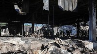 Bagian dalam mal itu hangus terbakar. Hanya tersisa puing-puing yang menghitam di dalam mal tersebut. Reuters/Anna Voitenko.