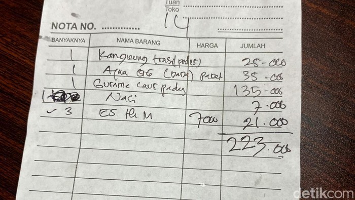 Warung seafood tenda di dekat PRJ, Kemayoran, Jakarta, viral di masyarakat. Warung makan itu viral karena 'getok harga' yang disebut kemahalan.