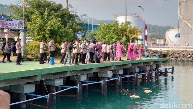 Menjelang peringatan hari Bhayangkara ke-76, Polda Banten menggelar upacara tabur bunga di laut Merak sebagai bentuk penghormatan kepada arwah para pahlawan. (M Iqbal/detikcom)