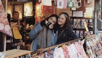 Beberapa kali Alyssa mengunggah fotonya bersama dengan Marshanda. Salah satunya ketika mereka menikmati liburan ke Jepang. Foto: Instagram @dollyssa