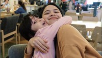 Alyssa memang begitu akrab dengan keluarganya. Ini salah satu momen Alyssa dengan ponakan kesayangannya Sienna yang sedang bercanda di kafe. Foto: Instagram @dollyssa