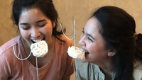 Lucu! Adik dari Marshanda ini terlihat sedang makan kerupuk putih yang digantung di tiang. Seperti sedang lomba 17-an saja ya! Foto: Instagram @dollyssa