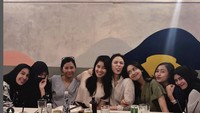 Alyssa juga sering nih makan-makan bersama teman-teman akrabnya. Seru ya! Foto: Instagram @dollyssa