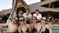 Ada lagi momen Alyssa bersama teman-temannya. Alyssa terlihat sedang asik memegang es kopi sambil pose di kolam renang. Foto: Instagram @dollyssa