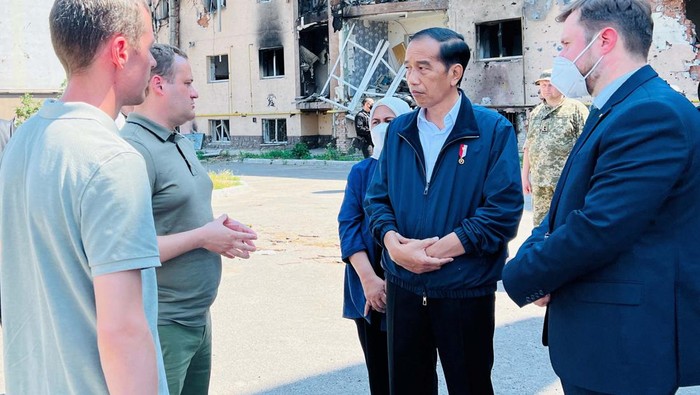 Momen Jokowi Kunjungi Apartemen yang Hancur di Ukraina In this photo released by the Press and Media Bureau of the Indonesian Presidential Palace, Indonesian President Joko Widodo, center, talks to residents near an apartment building damaged by shelling, during his visit in the town of Irpin on the outskirts of Kyiv, Ukraine on Wednesday, June 29, 2022. (Laily Rachev, Indonesian Presidential Palace via AP)