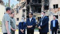 Jokowi pun sedih banyak melihat banyaknya infrastruktur dan rumah yang rusak akibat perang.