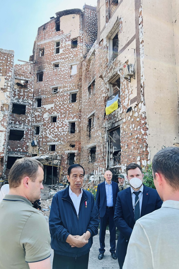 Momen Jokowi Kunjungi Apartemen yang Hancur di Ukraina In this photo released by the Press and Media Bureau of the Indonesian Presidential Palace, Indonesian President Joko Widodo, center, talks to residents near an apartment building damaged by shelling, during his visit in the town of Irpin on the outskirts of Kyiv, Ukraine on Wednesday, June 29, 2022. (Laily Rachev, Indonesian Presidential Palace via AP)