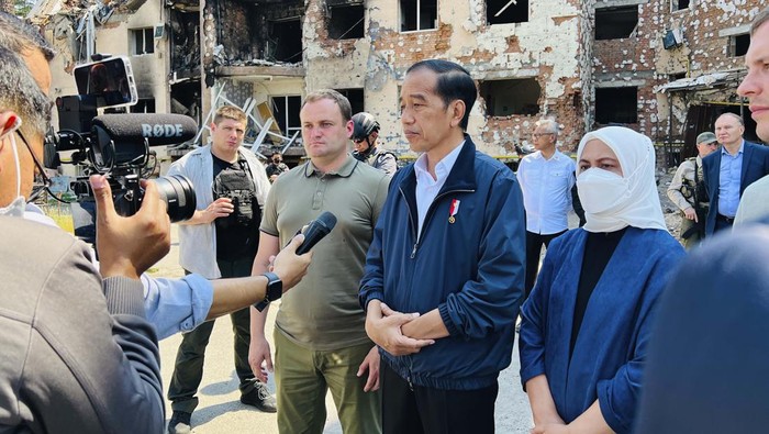 In this photo released by the Press and Media Bureau of the Indonesian Presidential Palace, Indonesian President Joko Widodo, center, talks to residents near an apartment building damaged by shelling, during his visit in the town of Irpin on the outskirts of Kyiv, Ukraine on Wednesday, June 29, 2022. (Laily Rachev, Indonesian Presidential Palace via AP)