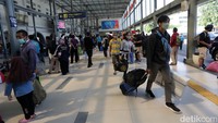 Warga memanfaatkan musim libur sekolah ini untuk berlibur keluar kota Jakarta.