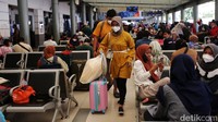 Di musim libur sekolah ini, jumlah penumpang mengalami lonjatan.