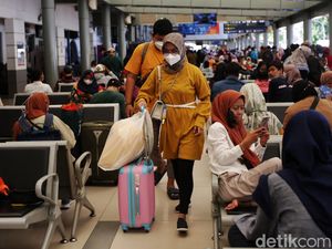 Lonjakan Penumpang di Stasiun Pasar Senen