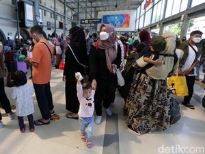 Memasuki Libur Panjang Sekolah, Stasiun Pasar Senen Ramai Penumpang