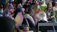 Penumpang tampak sabar menunggu kedatangan kereta api Airlangga dan Gayabaru Malam Selatan.