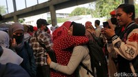 Sebagian dari mereka datang ke stasiun dengan diantar kerabatnya. Bahkan ada beberapa di antara mereka sampai harus berpelukan sebelum meninggalkan stasiun.