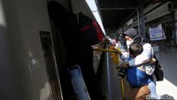 Sejumlah penumpang menaiki kereta di Stasiun Pasar Senen.
