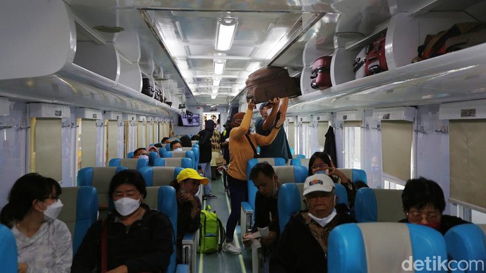 Penumpang menunggu di kedatangan kereta api Airlangga dan Gayabaru Malam Selatan di Stasiun Senen, Jakarta, Rabu (29/6/2022). Memasukin musim liburan sekolah stasiun senen terlihat ramai. Libur anak sekolah dimulai 27 Juni hingga 9 Juli 2022. Hal ini dimanfaatkan oleh warga untuk berlibur keluar kota Jakarta. Berdasarkan Data PT KAI Jumlah Penumpang KA, Rabu (29/6/2022) Stasiun Pasarsenen, Jumlah KA: 23, Penumpang Berangkat: 12.000 orang. Stasiun Gambir Jumlah KA: 27, Penumpang Berangkat: 9.900 orang.