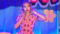 Di salah satu bagian MV, Nayeon tampak mengenakan busana Louis Vuitton berwarna merah muda. Foto: (dok. Instagram @nayeonyny)