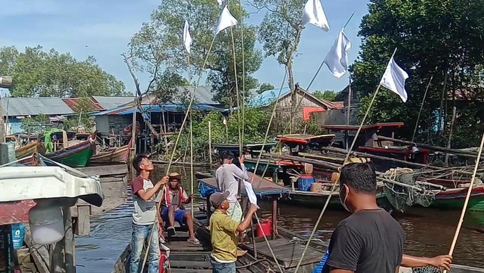 Nelayan di Kecamatan Silau Laut Asahan, beberapa waktu lalu saat mengibarkan bendera putih, tak melaut karena langkanya solar. (Istimewa)