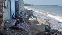 Wilayah Pantai Pebuahan sendiri termasuk zona rawan abrasi. Selain itu, daerah lain yang diprediksi rawan terjadi abrasi yakni di wilayah Pekutatan, Pangyangan, dan Desa Gumrih.