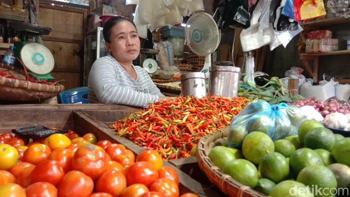 Pedagang di Pasar Karombasan Manado.
