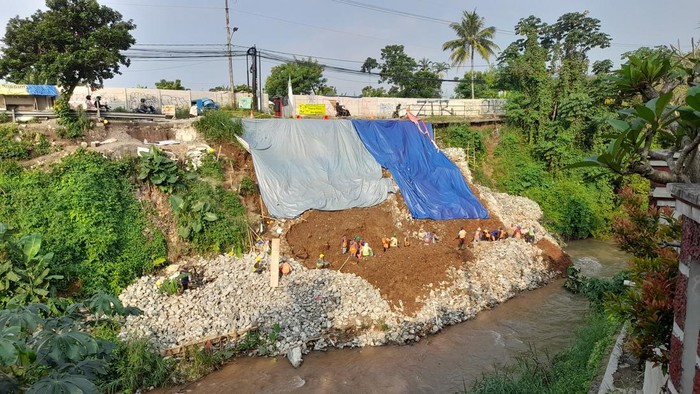 Pekerja membangun ulang Tembok Penahan Tanah, atau tebing antilongsor di Jl Cilebut, Kota Bogor. Rabu (29/6/2022).