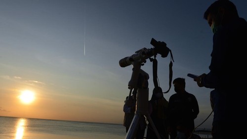 Petugas mengamati posisi hilal menggunakan teropong saat pelaksanaan Rukyatul Hilal di Pantai Jerman, Kuta, Badung, Bali, Rabu (29/6/2022). Pengamatan posisi bulan yang dilakukan untuk menentukan awal bulan Zulhijah dan Idul Adha 1443 H/2022 M di pantai tersebut tidak berhasil melihat hilal karena kondisi cuaca berawan serta ketinggian hilal yang masih terlalu rendah. ANTARA FOTO/Fikri Yusuf/wsj.