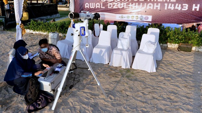 Pemerintah Tetapkan Idul Adha 10 Juli 2022 Petugas mengamati posisi hilal menggunakan teropong saat pelaksanaan Rukyatul Hilal di Pantai Jerman, Kuta, Badung, Bali, Rabu (29/6/2022). Pengamatan posisi bulan yang dilakukan untuk menentukan awal bulan Zulhijah dan Idul Adha 1443 H/2022 M di pantai tersebut tidak berhasil melihat hilal karena kondisi cuaca berawan serta ketinggian hilal yang masih terlalu rendah. ANTARA FOTO/Fikri Yusuf/wsj.