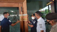 Titik pertama yang disegel oleh Satpol PP adalah Holywings Lippo Karawaci. Berlanjut ke Holywings Gading Serpong dan terakhir di Holywings Q-Big BSD ini. (Khairul/detikcom)