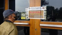 Bupati Tangerang Ahmed Zaki Iskandar mengatakan penutupan gerai Holywings dilakukan berdasarkan dua pertimbangan, yakni terkait izin usaha dan mengganggu ketertiban umum. (Khairul/detikcom)