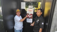 Sejumlah stiker dipasang di jendela, pintu, dan pagar Holywings Forest. Salah satunya tertulis Pemberitahuan untuk sementara waktu kita tutup. (dok Istimewa)