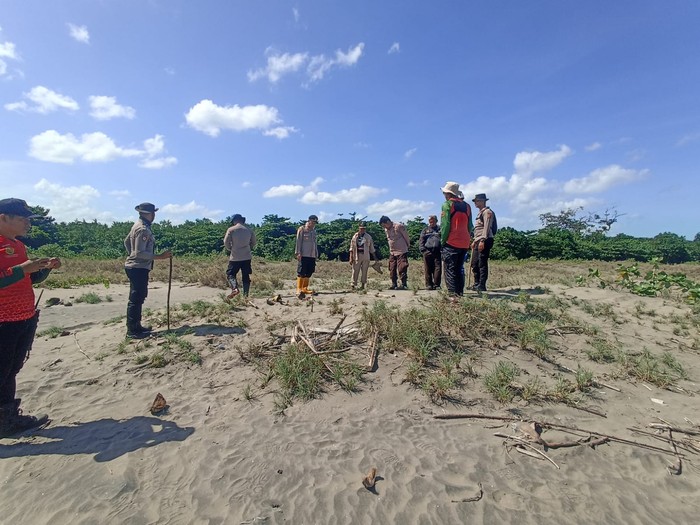 Petugas gabungan menyisir area Pantai Cijeruk guna mencari remaja yang hilang misterius.