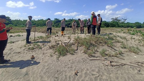 Petugas gabungan menyisir area Pantai Cijeruk guna mencari remaja yang hilang misterius.