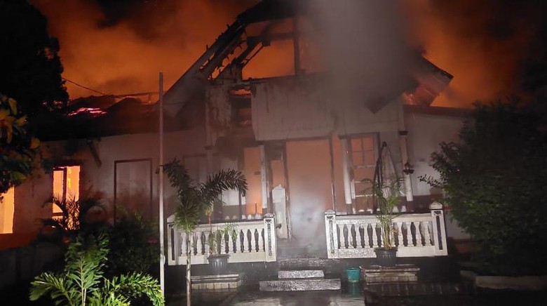 Penginapan di Sabang terbakar. (foto: istimewa)