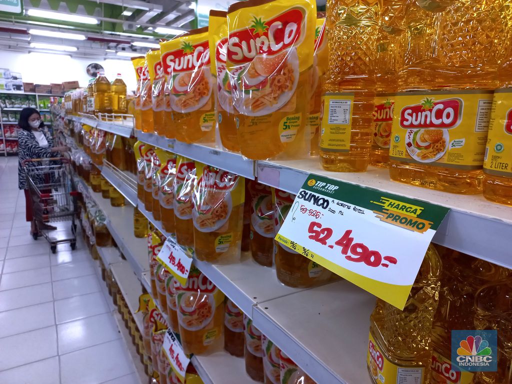 Pengunjung memilih minyak goreng kemasan di salah satu supermarket di Jakarta, Rabu, (29/6/2022). (CNBC Indonesia/Muhammad Sabki)