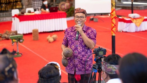 Perajin beruk asal Banjarangkan, Klungkung, I Gede Suryawan menyajikan materi kerajinan berbahan batok kelapa itu di Taman Budaya Provinsi Bali atau Art Center Denpasar, Selasa (28/6/2022).
