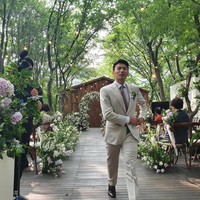 Dalam foto-foto yang beredar, Jang Hansol yang dikenal lewat YouTube Korea Roemit mengenakan setelan jas berwarna krem. Begini penampilan tampan pria Korea yang pernah tinggal di Malang itu ketika jadi pengantin pria.Foto: Instagram @meongmoongi