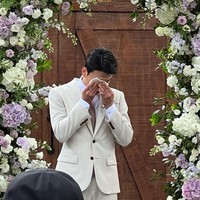 Di Instagram, Bung Korea mengunggah potret haru Jang Hansol yang menangis ketika melihat pengantinnya berjalan.Foto: Instagram @bungkorea