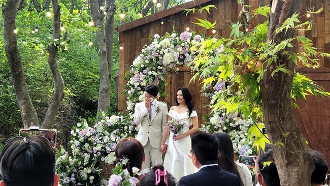 Keduanya belum banyak merilis foto tapi berdasarkan postingan yang diunggah teman dan keluarga, Jang Hansol dan Jeanette tampak sangat berbahagia. Pria 28 tahun itu bahkan beberapa kali terlihat menangis haru.Foto: Instagram @hansoljang110