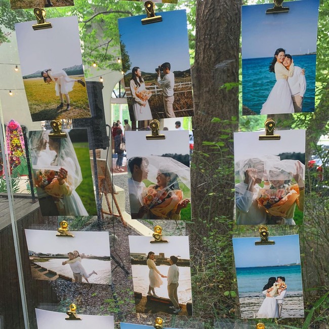 Di acara pernikahan Jang Hansol dan Jeanette, keduanya menampilkan foto-foto prewedding yang juga bertema outdoor.Foto: Instagram @yoana_0914