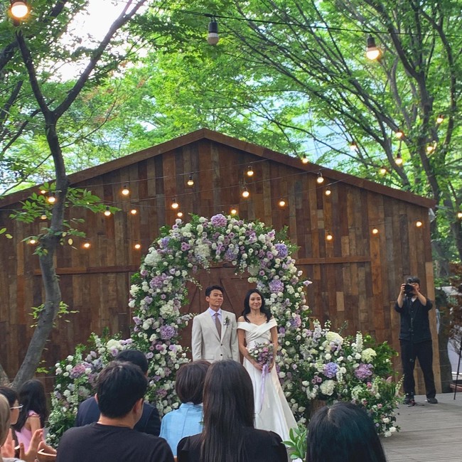 Jang Hansol dan Jeanette diketahui sudah berpacaran sejak keduanya kuliah di Singapura. Jeanette sendiri sudah cukup lama pindah ke Korea untuk tinggal bersama Hansol. Sempat menutupi hubungan keduanya, Hansol baru mengungkap kisahnya dengan Jeanette di media sosial pada 2020.Foto: Instagram @yoana_0914