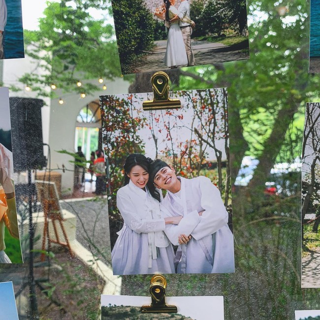 Meski memilih tema internasional, mereka juga tidak melupakan tradisi Korea. Dalam foto prewedding terselip pula gaya keduanya mengenakan busana tradisional Hanbok.Foto: Instagram @yoana_0914