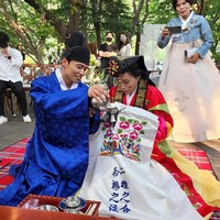 Di acara pernikahan sendiri, mereka juga sempat menjalani prosesi adat Korea. Foto: Instagram @meongmoongi