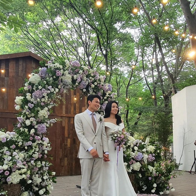 Beberapa hari lalu Jang Hansol resmi menikahi istrinya yang bernama Jeannette. Mereka menggelar pesta dengan suasana outdoor di Korea. Foto: Instagram @meongmoongi